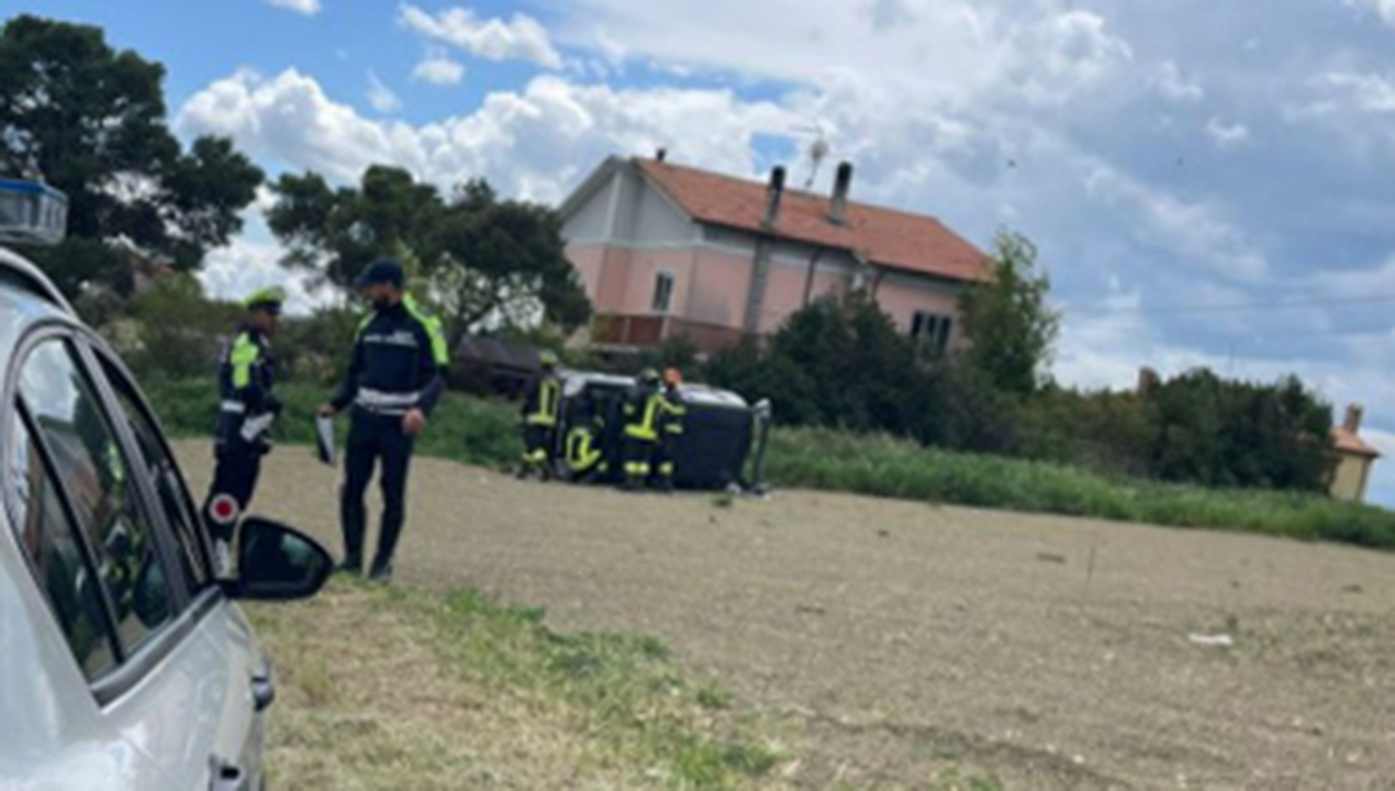 Auto si ribalta in Strada delle Caminate