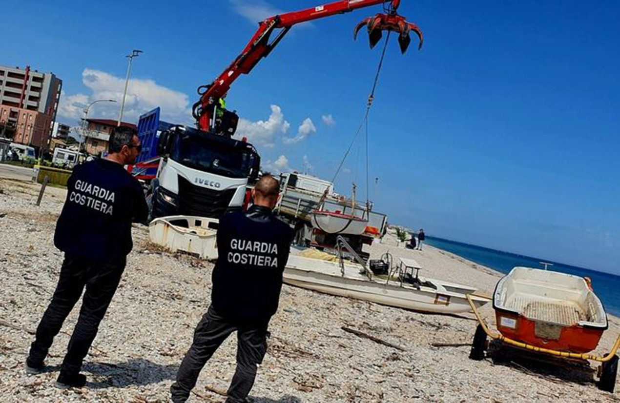 Blitz della Guardia Costiera sulla spiaggia Marotta