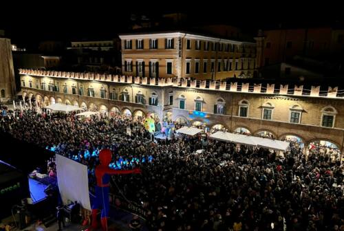 Piazza del Popolo trasformata in discoteca: ad Ascoli hanno ballato in diecimila