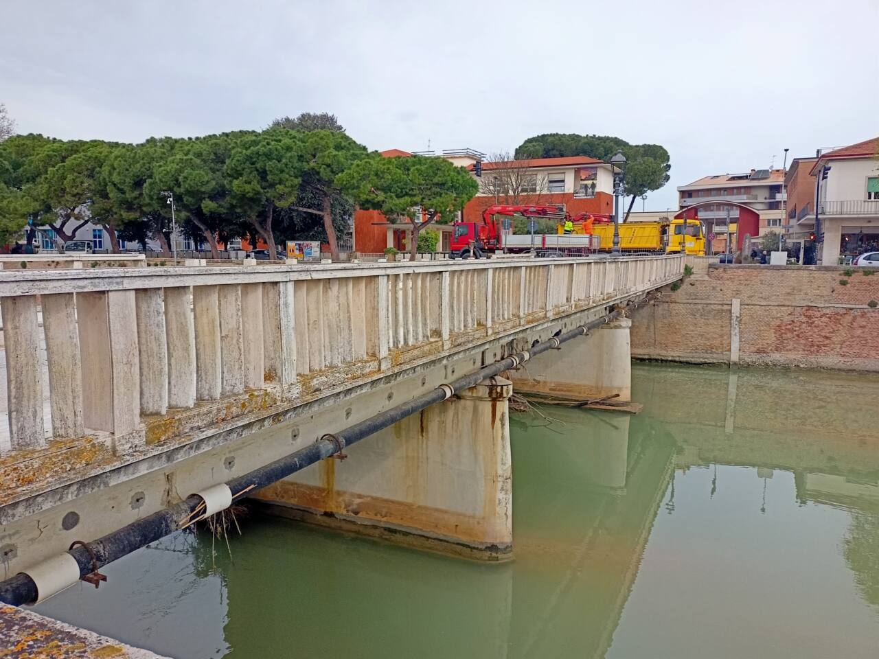 Lavori di rimozione dei detriti da ponte Garibaldi a Senigallia