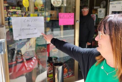 Ancona, tabaccheria ostaggio di transenne (e bancarelle) in centro: «I clienti non riescono ad entrare»