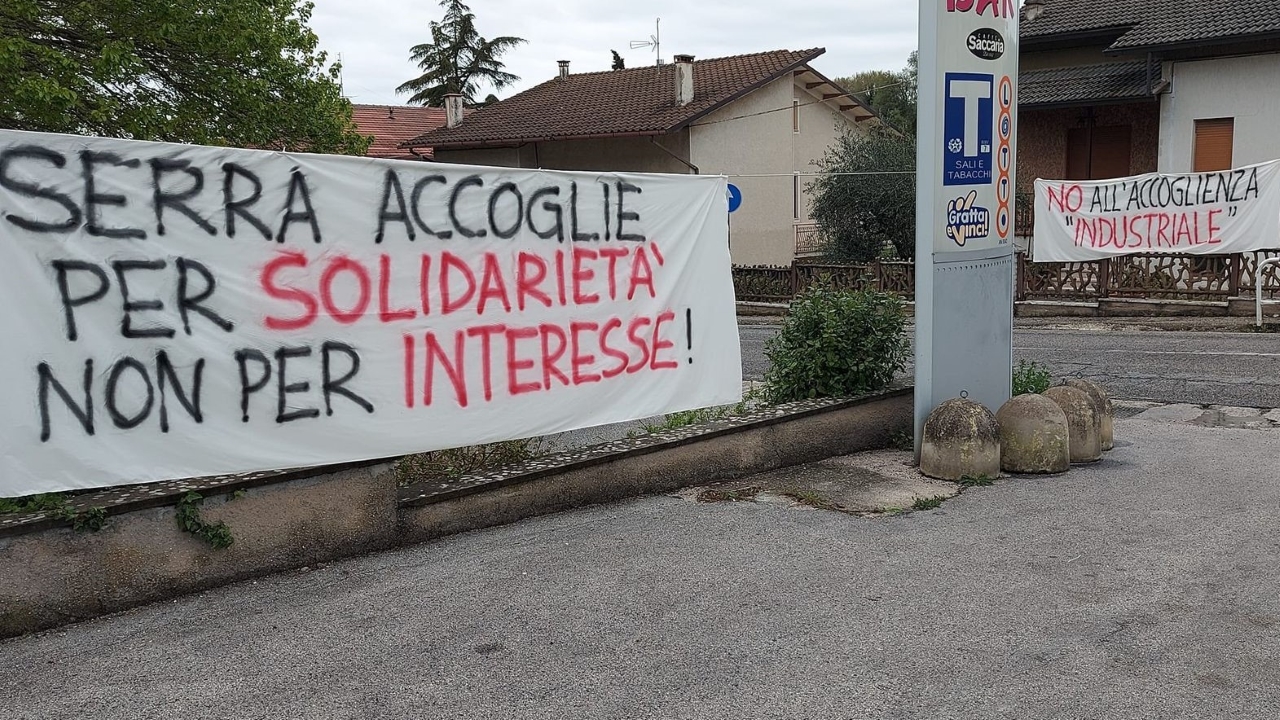 Striscioni contro il maxi centro di accoglienza straordinario da oltre 100 migranti in un paese, Serra de' Conti, di appena 3600 abitanti