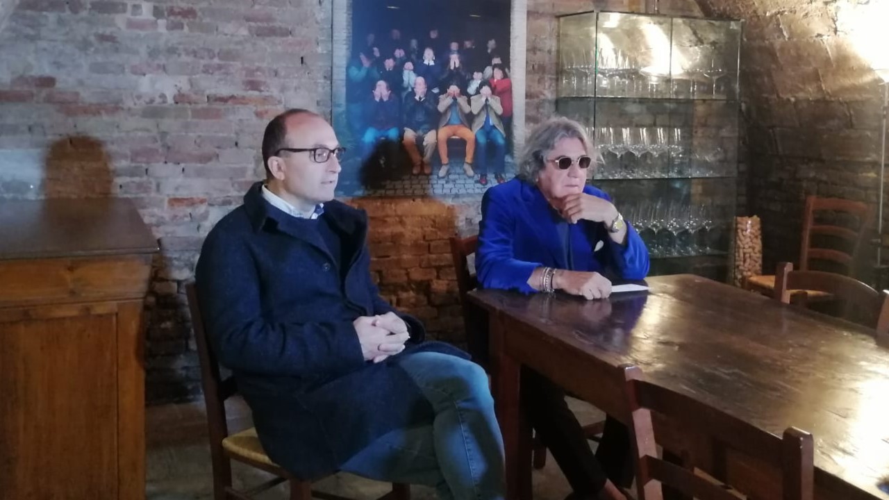 Da sinistra Giovanni Bomprezzi, direttore fondazione Caritas Senigallia, e Stefano Antonucci, proprietario della cantina Santa Barbara