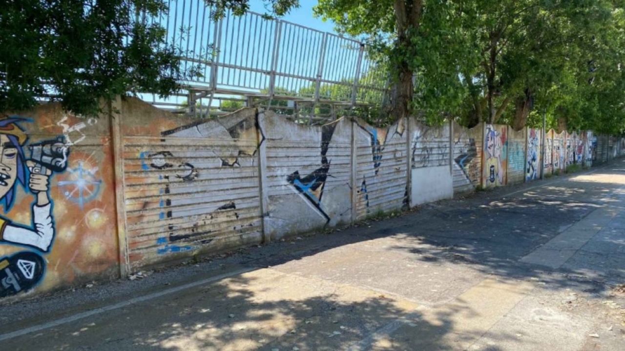 Una porzione della rovinata recinzione del campo di calcio alle Saline di Senigallia
