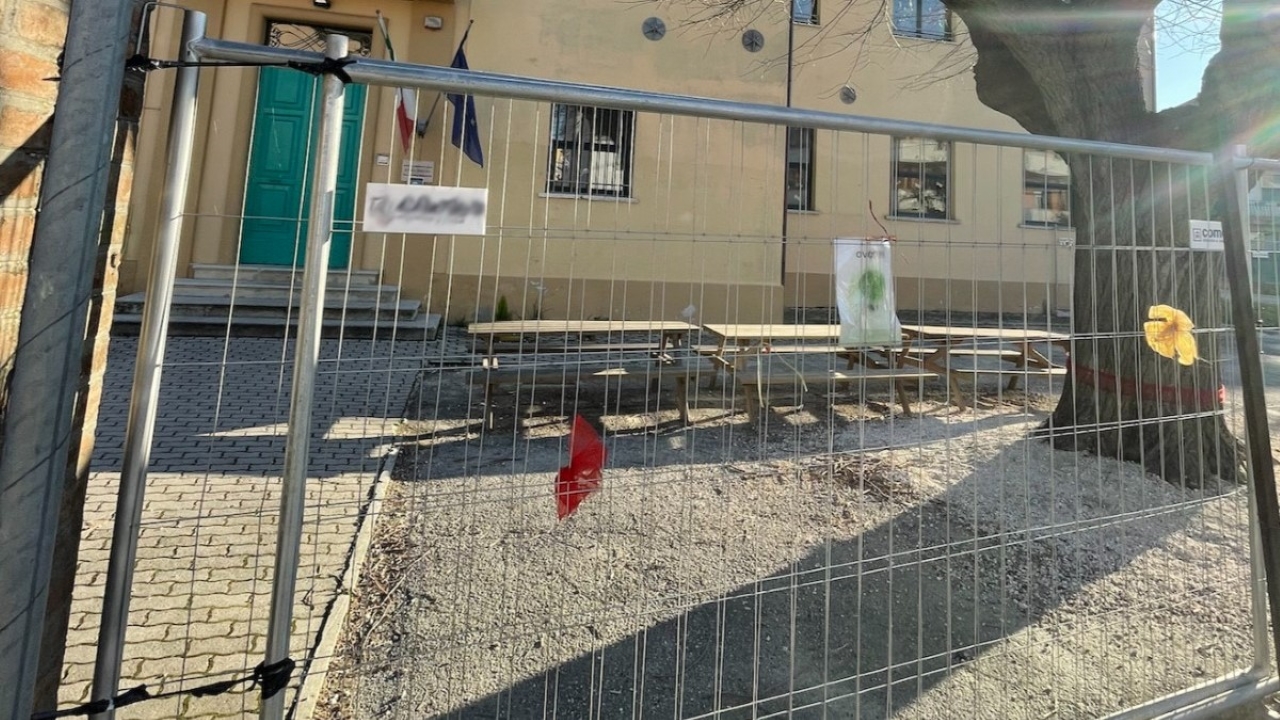 La recinzione della scuola don Morganti a Pianello di Ostra