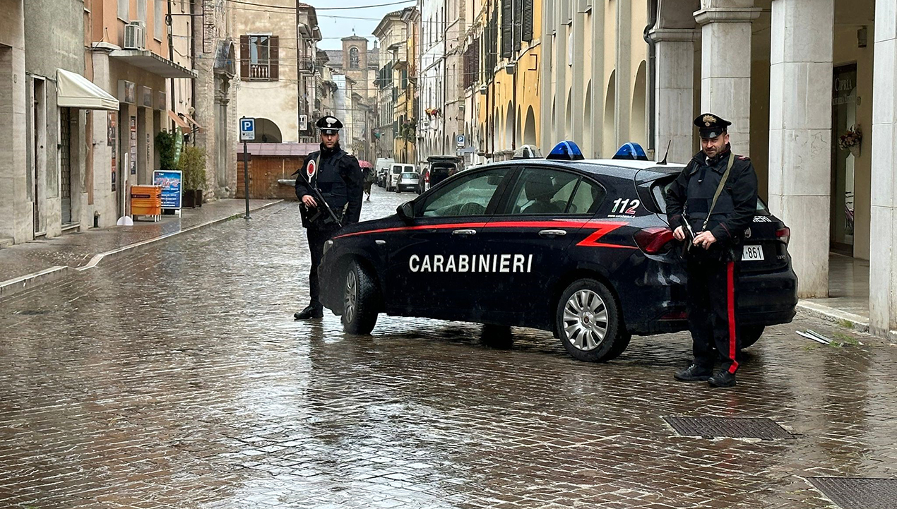 Fossombrone, lesioni gravissime, minacce e porto d’armai: in manette 26enne