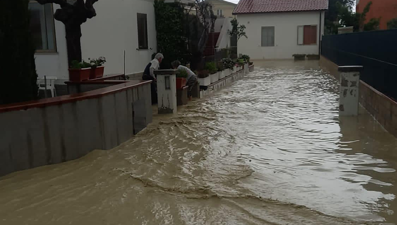 Maltempo nel fanese: torrenti al posto delle strade, esondati diversi fossi e viabilità in tilt