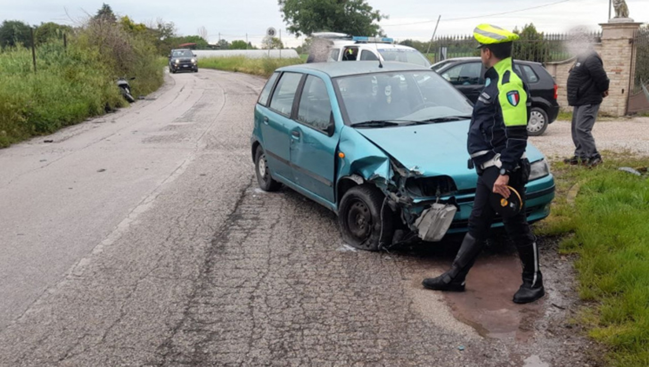 Fano, auto contro scooter