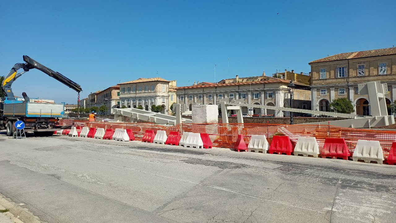 Iniziati i lavori per la posa della passerella ciclopedonale sul fiume Misa a Senigallia