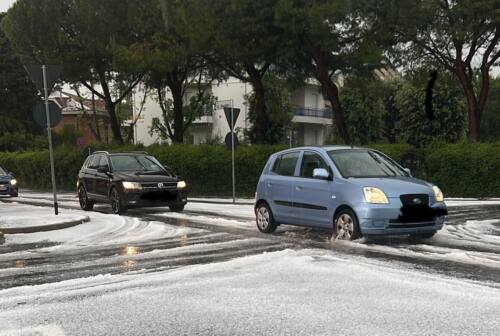 Pesaro, violenta grandinata: strade coperte dal ghiaccio e allagamenti