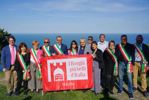 Pesaro, a Fiorenzuola di Focara sventola la bandiera dei Borghi più belli d’Italia