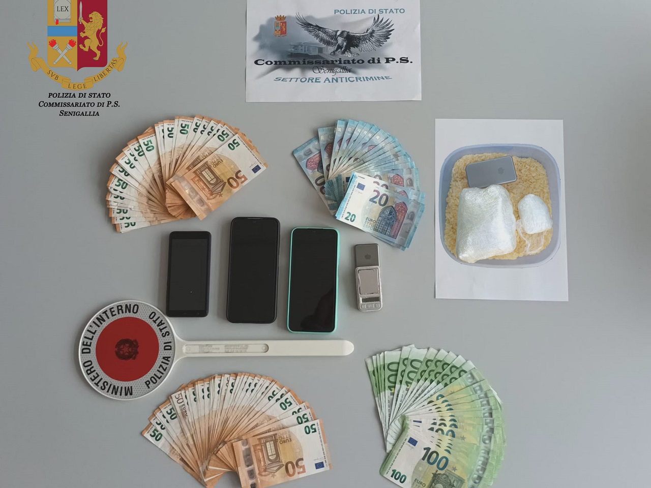 La droga, i contanti e gli altri materiali sequestrati all'arrestato