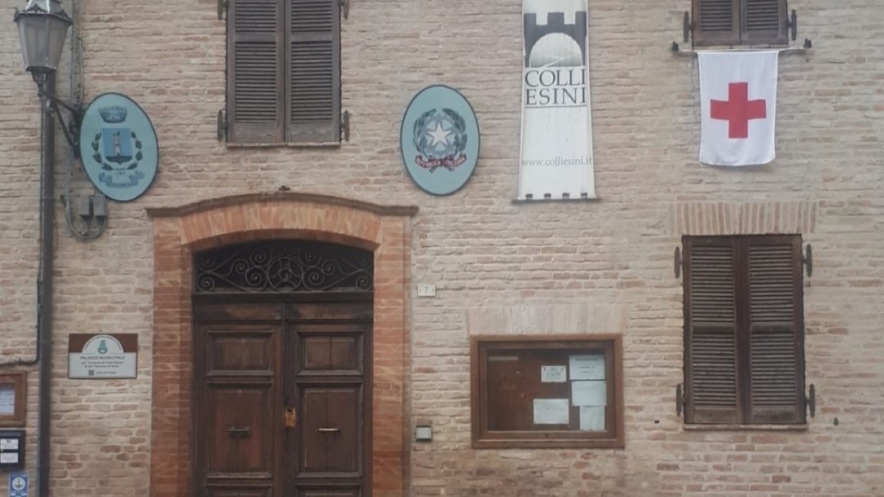 La bandiera della Croce Rossa Italiana sul municipio di Castelleone