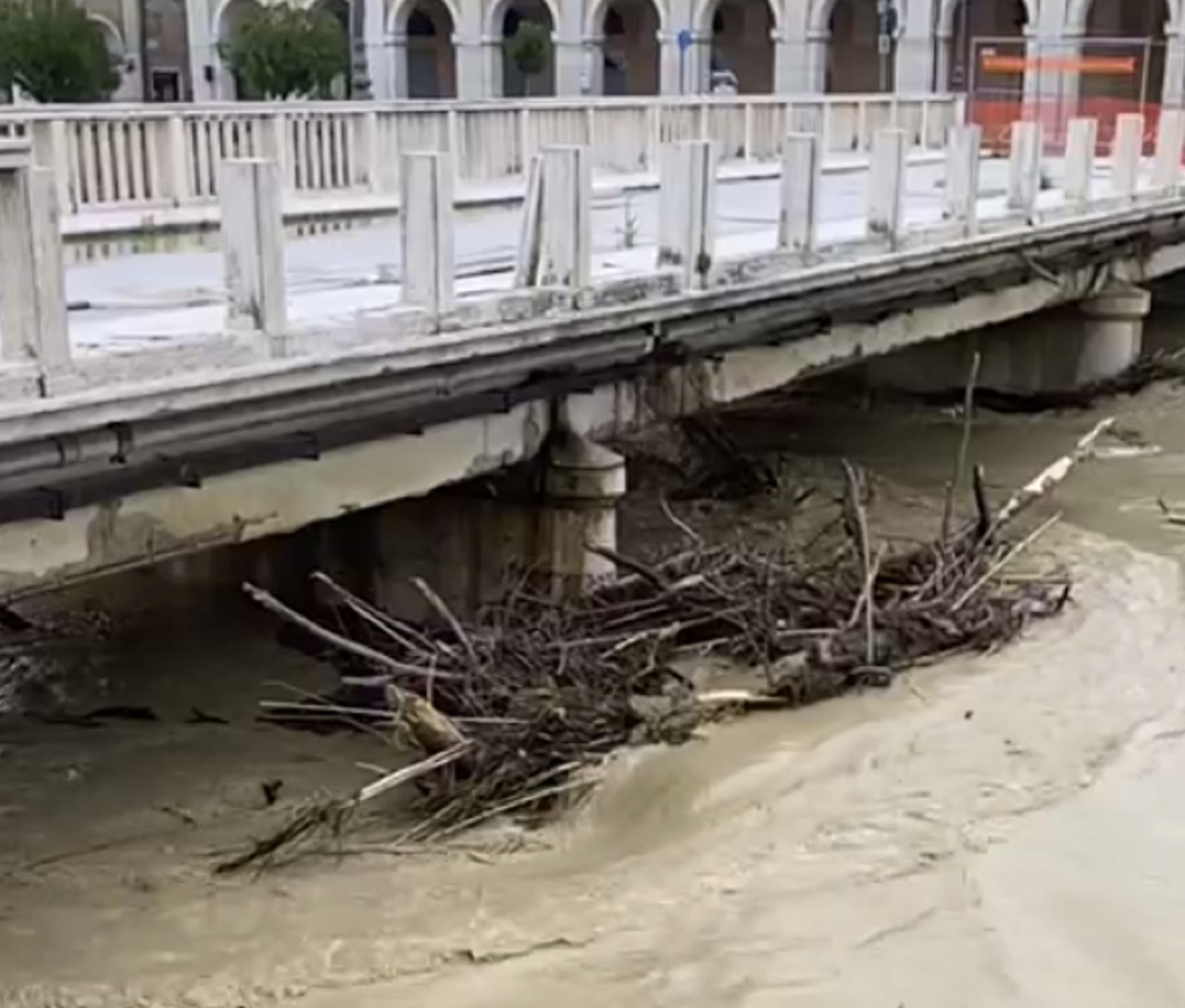 Maltempo: i detriti fermi sulle pile di ponte Garibaldi per la piena del fiume Misa