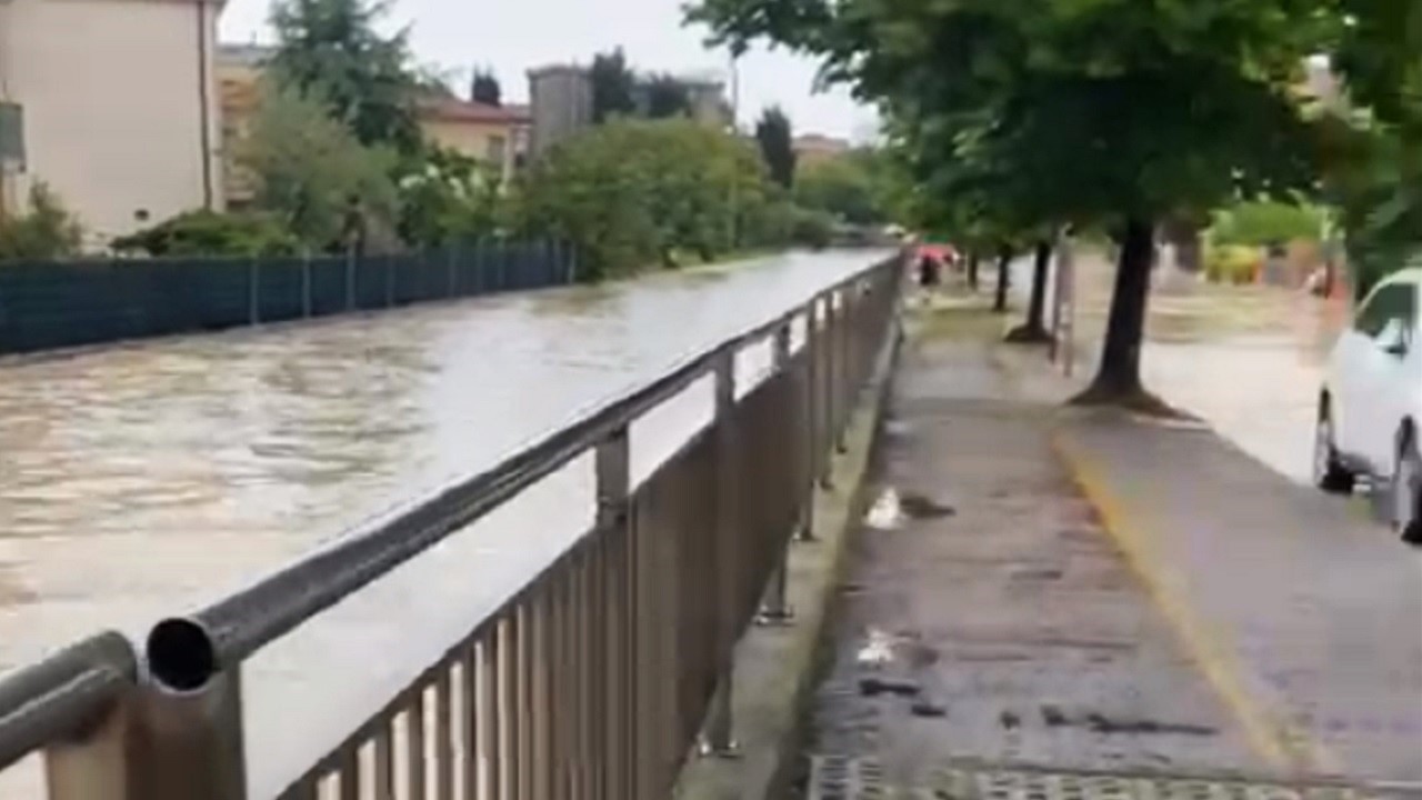 Tracimato il fosso Sant'Angelo a Senigallia allagando via Rovereto