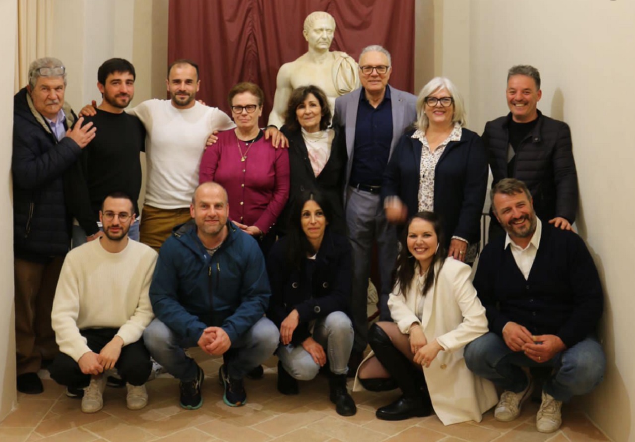 La squadra di "Ostra Vetere Impegno Comune" a fianco di Massimo Corinaldesi
