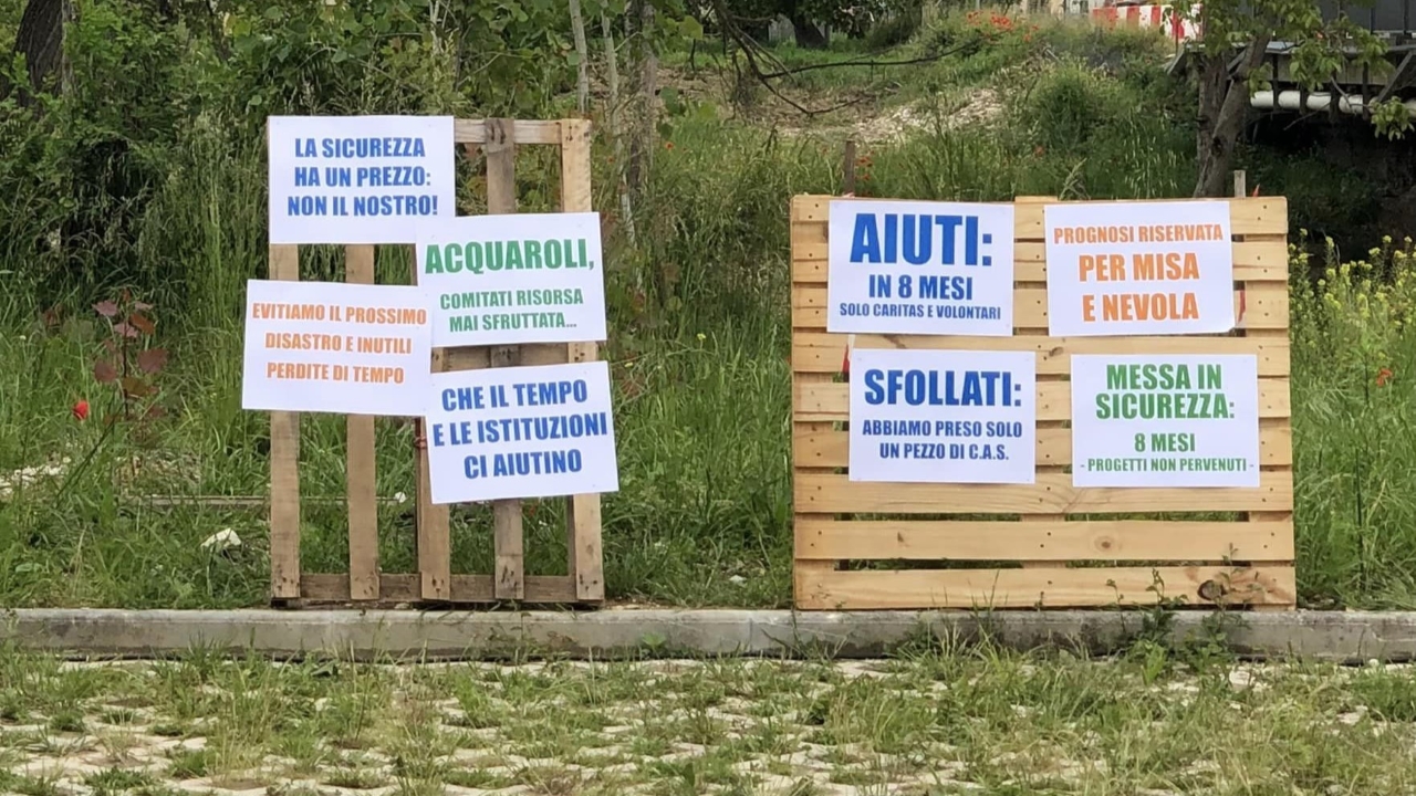 I cartelli di protesta esposti durante la manifestazione a Pianello di Ostra "per non dimenticare" il territorio colpito dall'alluvione