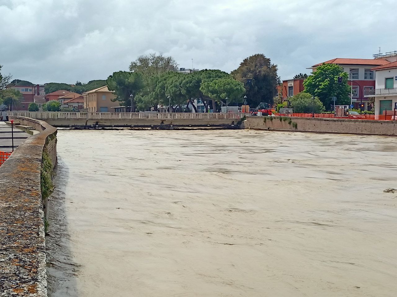 Maltempo, in centro storico a Senigallia sta passando la piena del fiume Misa