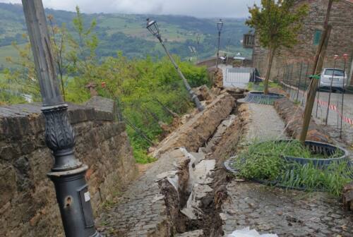 Maltempo, crolla parte del muro di cinta di Rosora. Sul posto i vigili del fuoco