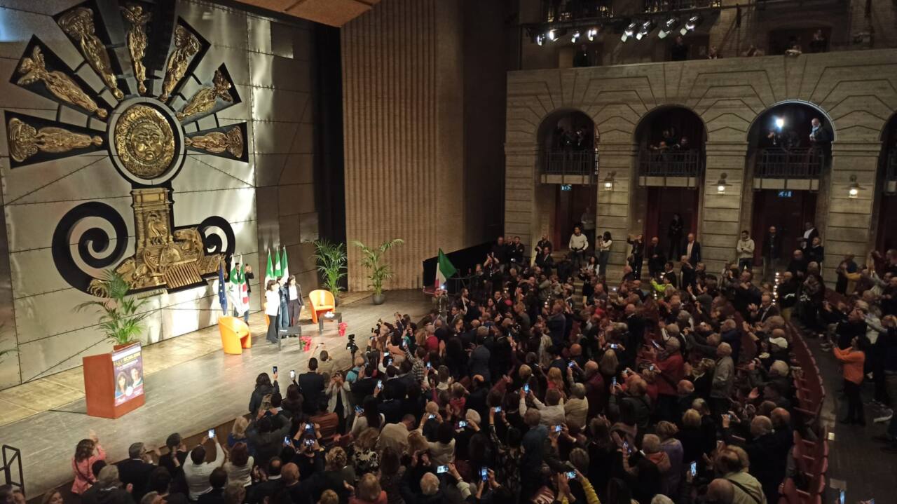 Partecipato incontro con la segretaria nazionale del Partito Democratico, sul palco insieme a Chantal Bomprezzi e alla candidata sindaca Simonella: 