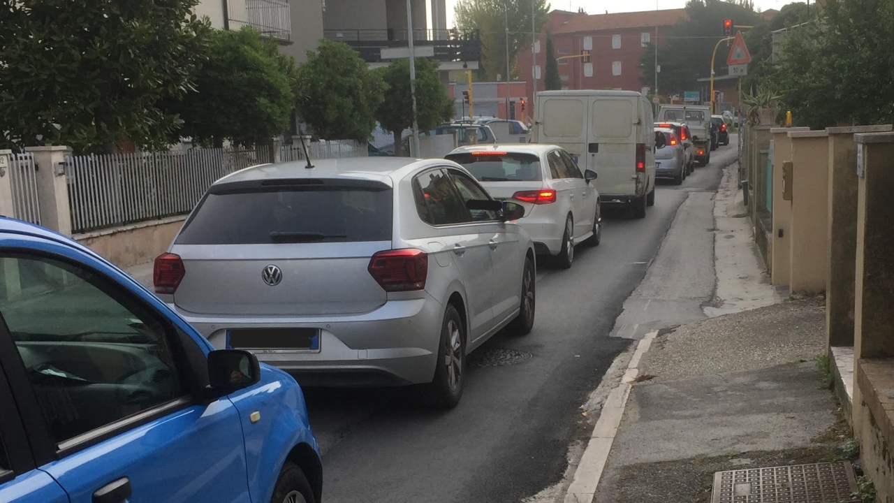 Senigallia: fila di veicoli fermi al semaforo all’incrocio tra via Cilea, via Zanella e la statale Adriatica