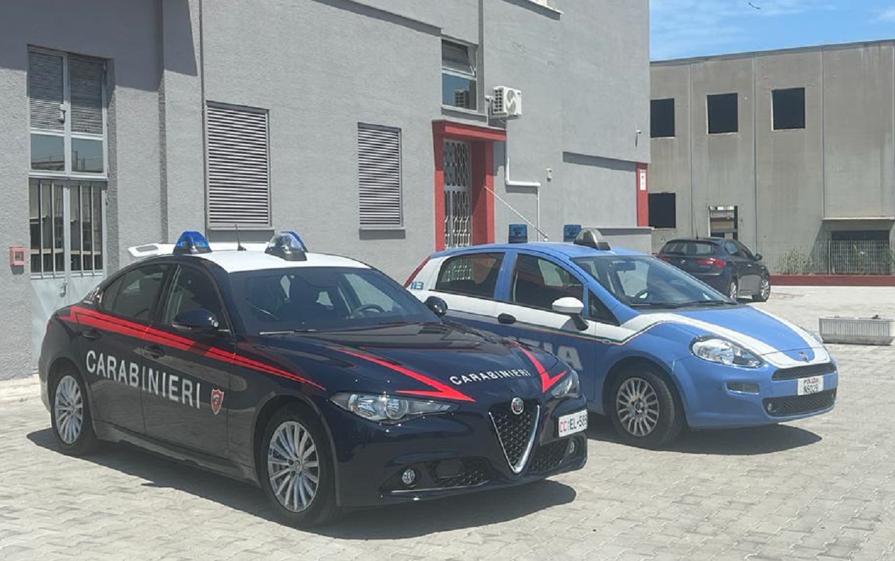 Carabinieri e polizia davanti a un locale a Marina di Montemarciano