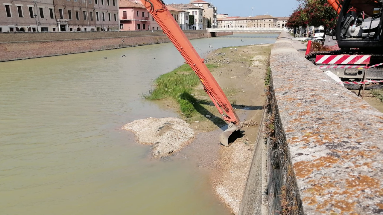 Lavori a Senigallia per dragare il letto del fiume Misa: escavo necessario dopo l'alluvione 2022