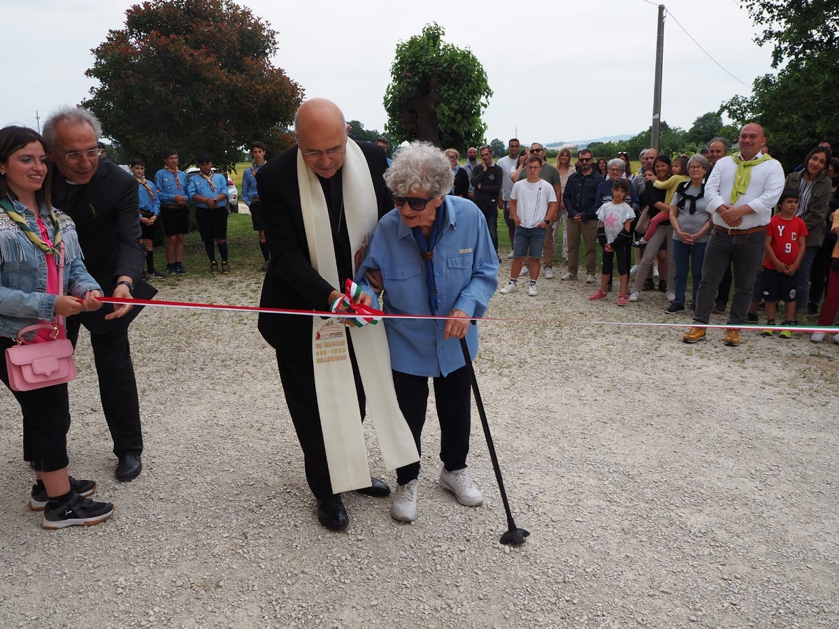 Il taglio del nastro della casa con monsignor Spina