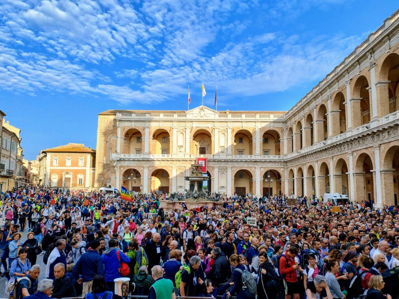 L'arrivo del pellegrinaggio in piazza a Loreto