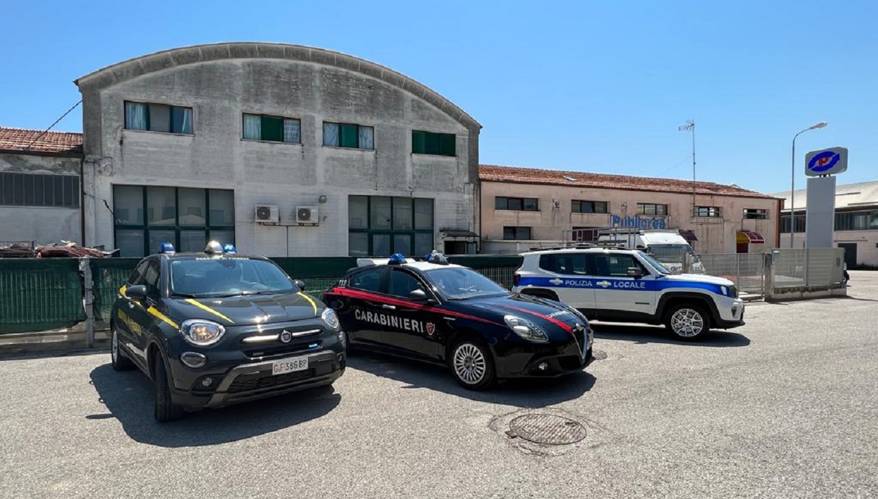 I controlli di guardia di finanza, carabinieri e polizia locale in un'azienda tessile di Senigallia