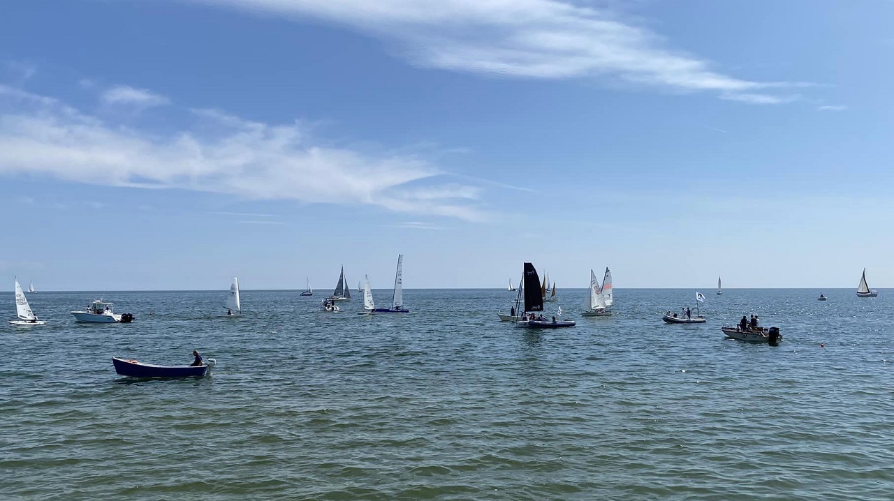 Barche a vela a largo di Senigallia