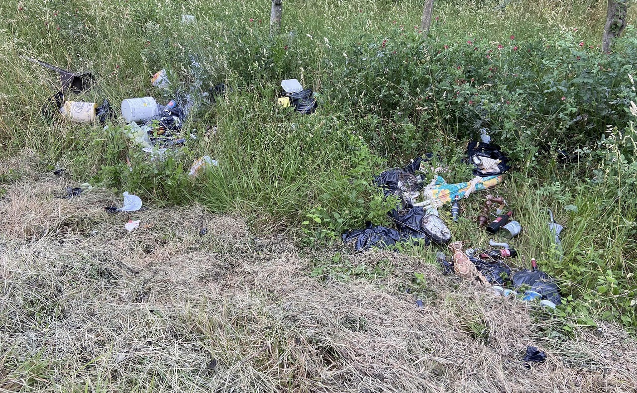 Rifiuti abbandonati a Serra de’ Conti