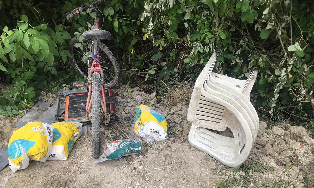 Rifiuti abbandonati a Serra de’ Conti