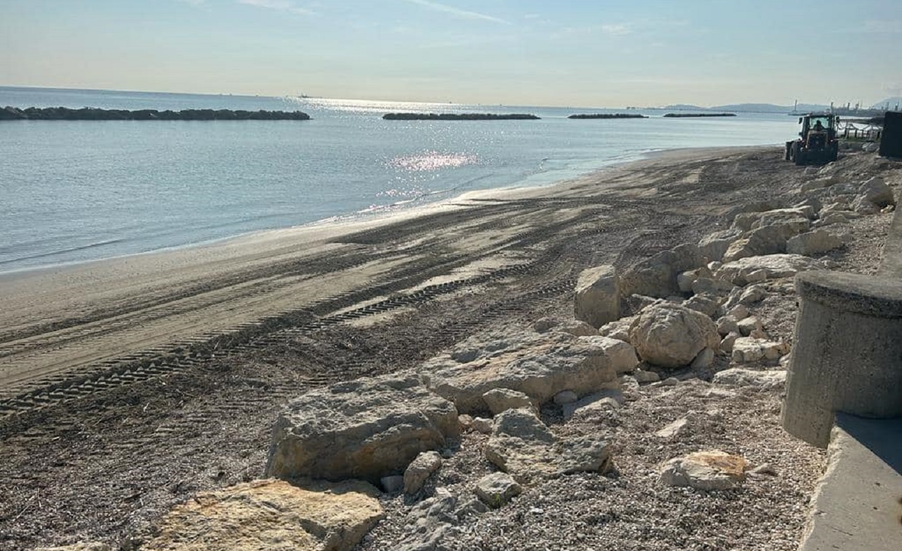 Spiaggia pronta per l'estate 2023: avviati i lavori di pulizia dell'arenile a Marina di Montemarciano