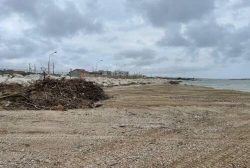 Montemarciano, spiaggia ancora invasa da detriti: posticipata la sosta a pagamento sul lungomare