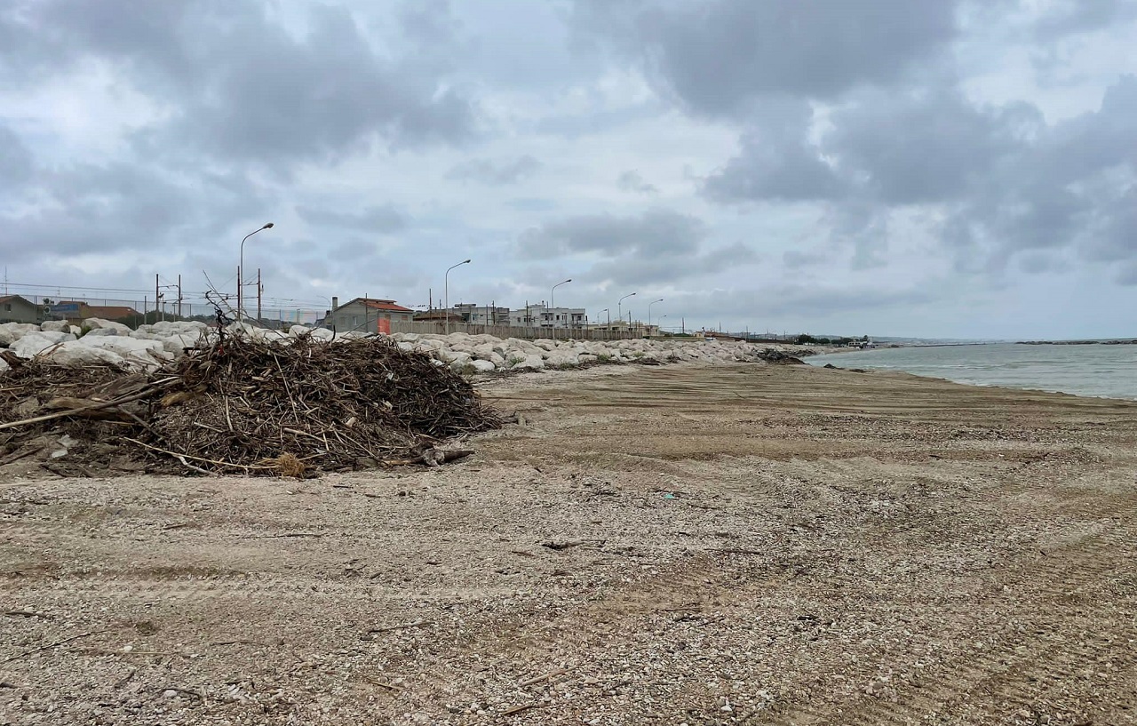 Spiaggia pronta per l'estate 2023: avviati i lavori di pulizia dell'arenile a Marina di Montemarciano