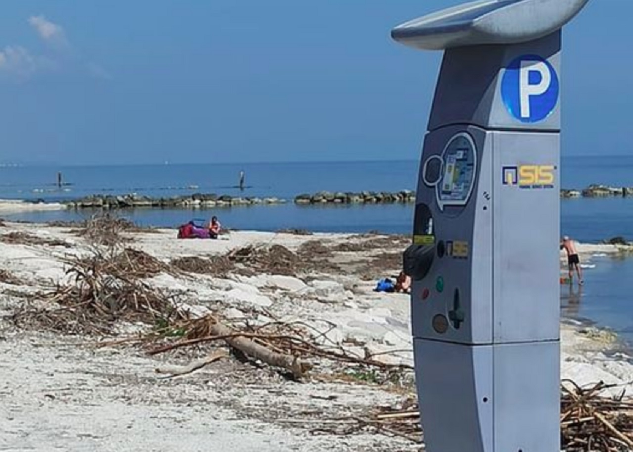 Invasa dai detriti la spiaggia sul lungomare a Marina di Montemarciano. In primo piano un parcometro per la sosta a pagamento. Foto: Gaetano Colantoni