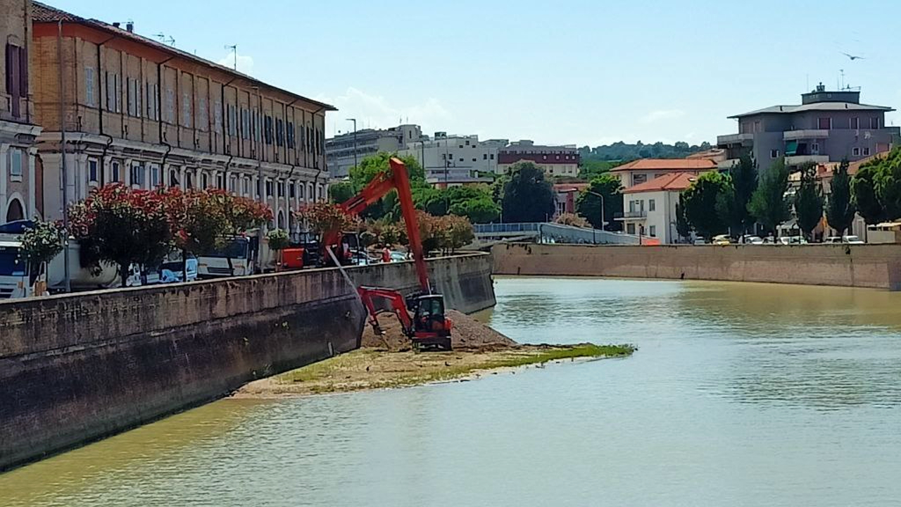 I lavori di escavo del fiume Misa a Senigallia: sullo sfondo la passerella ciclopedonale provvisoria