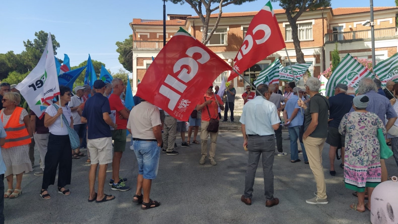 Senigallia, manifestazione davanti l'ospedale per difendere la sanità pubblica