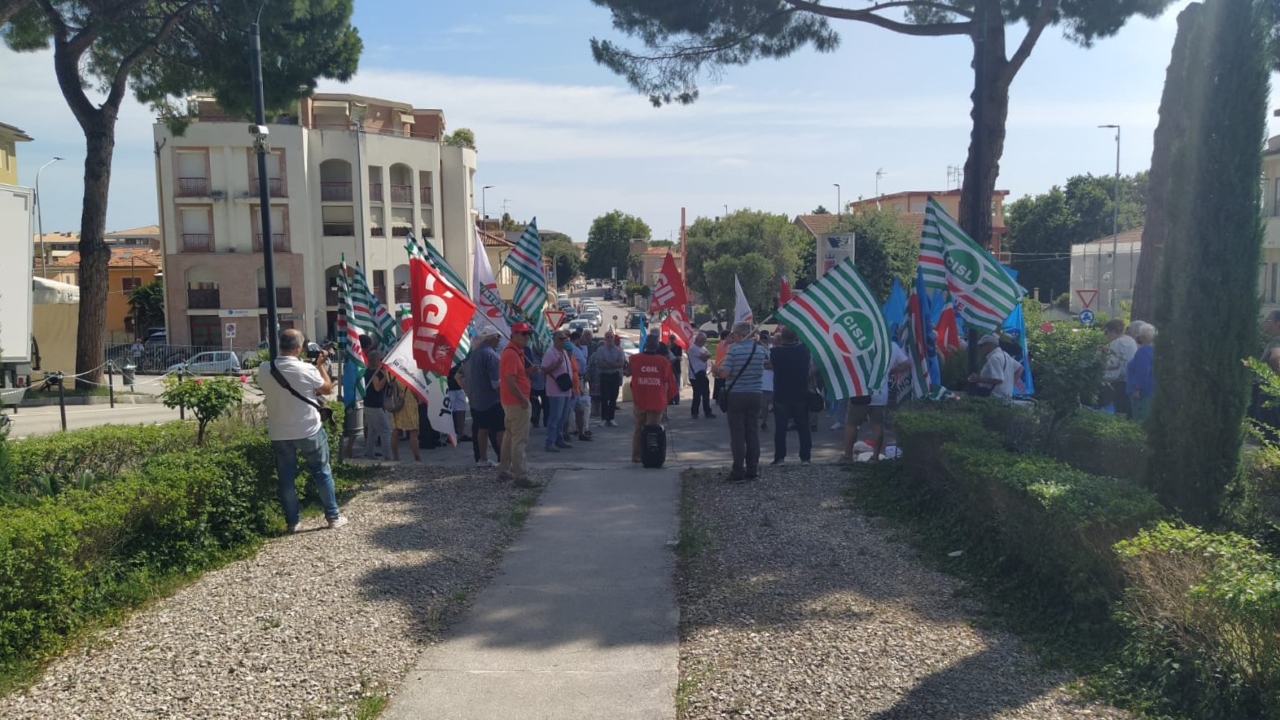 Senigallia, manifestazione davanti l'ospedale per difendere la sanità pubblica
