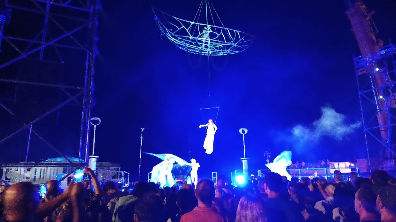 Folla nel piazzale della Libertà in occasione dei festeggiamenti per il 90esimo anniversario della rotonda a mare di Senigallia