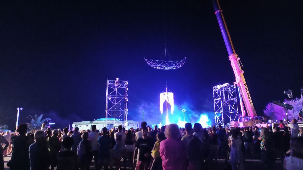 Folla nel piazzale della Libertà in occasione dei festeggiamenti per il 90esimo anniversario della rotonda a mare di Senigallia