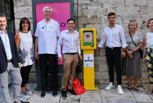 Un defibrillatore per la città: ad Ascoli la donazione della farmacia Rosati