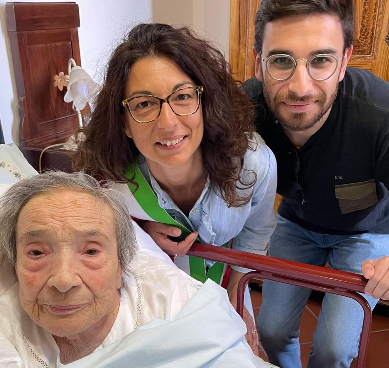 Giuseppina Ceccarelli festeggia i suoi 108 anni con l'amministrazione comunale di Belvedere Ostrense