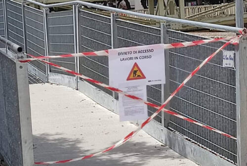 Passerella ciclopedonale chiusa per lavori a Senigallia, proteste