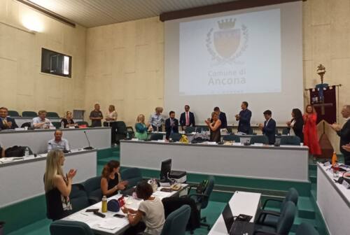 Ancona, standing ovation per il sindaco Daniele Silvetti assolto