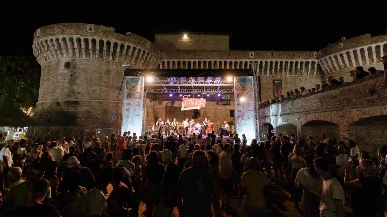 Sotto la rocca roveresca di Senigallia i concerti del Summer Jamboree. Foto di Matteo Crescentini, 2022