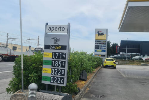 Rincari, in A14 benzina sopra i 2 euro al self. Federconsumatori: «72 euro in più all’anno per chi fa due pieni al mese»