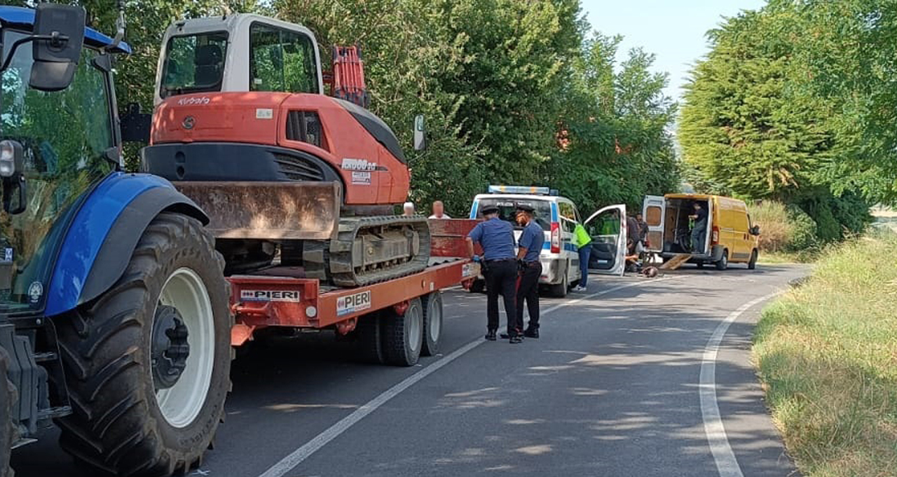 I rilievi sul luogo dell'incidente stradale a Trecastelli costato la vita a un uomo