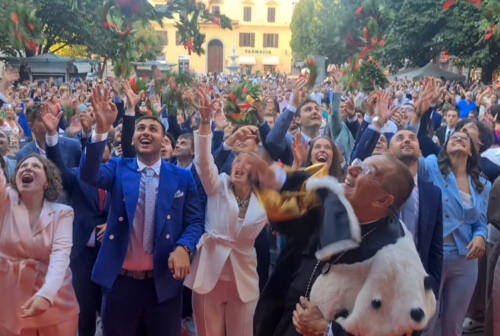 Lauree in piazza ad Ancona, grande festa per la cerimonia Univpm. «Quarti in Italia per occupazione»